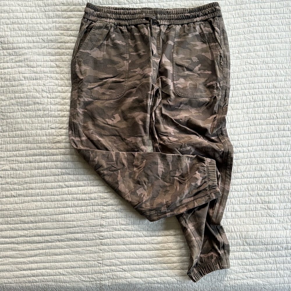 Athleta Camo Farallon Jogger Size 18 EUC